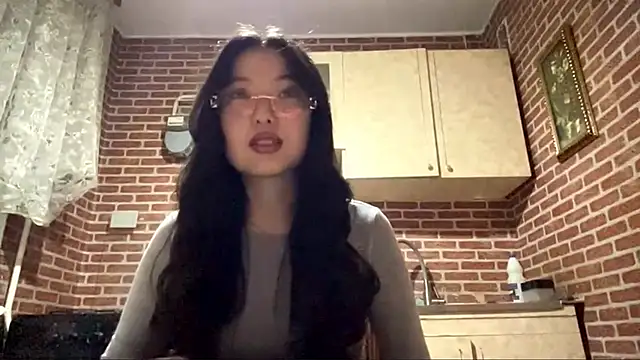 EmmaLeexth online show from November 23, 2025, 1:00 pm