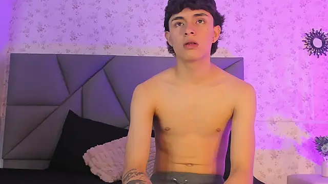 Snapshot of meganandtylerr19 chatting on October 17, 2025, 3:42 am meganandtylerr19 online show from October 17, 2025, 3:42 am