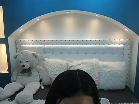 ivet hall online show from November 6, 2025, 8:54 pm