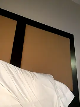 QUEENCALIMOD online show from October 28, 2025, 5:11 am