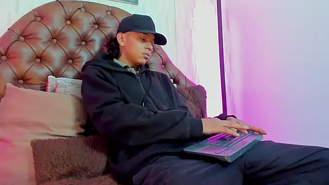 noah blake0 online show from September 26, 2025, 2:37 am