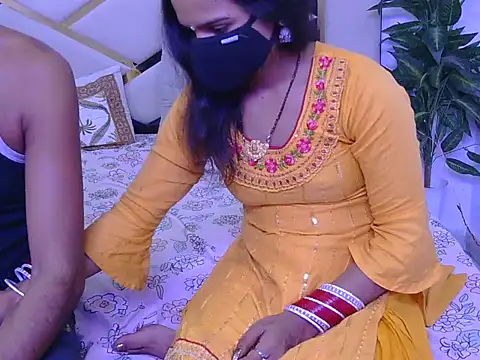 Snapshot of Lovelyy-couple chatting on October 15, 2025, 4:56 am Lovelyy-couple online show from October 15, 2025, 4:56 am