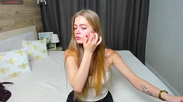 Alisa Glamour online show from November 4, 2025, 1:32 pm