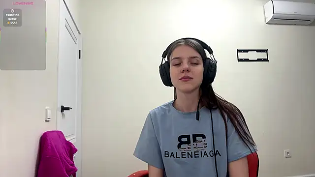 Elira Breeze online show from February 3, 2026, 1:16 pm