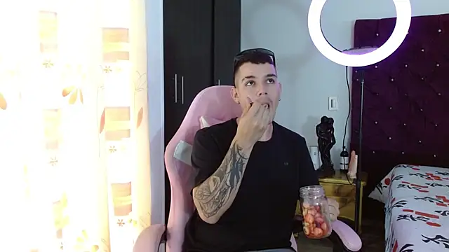 BooyHott  online show from November 13, 2025, 6:51 pm