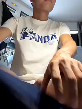 leeyoung  online show from October 6, 2025, 9:18 am