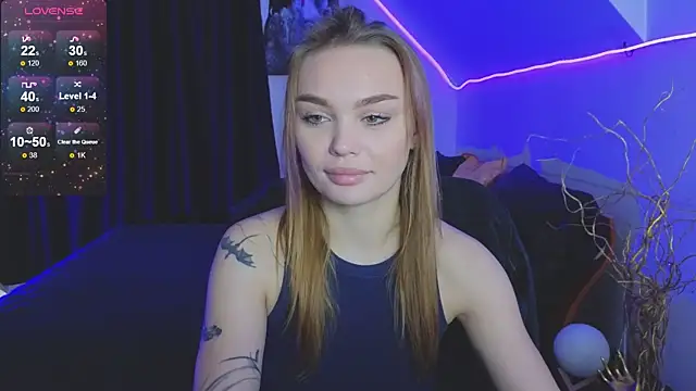 KitsyMoore online show from October 6, 2025, 1:08 pm