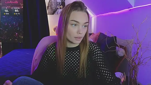 KitsyMoore online show from October 18, 2025, 1:12 pm