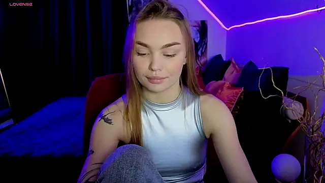 KitsyMoore online show from October 24, 2025, 1:18 pm