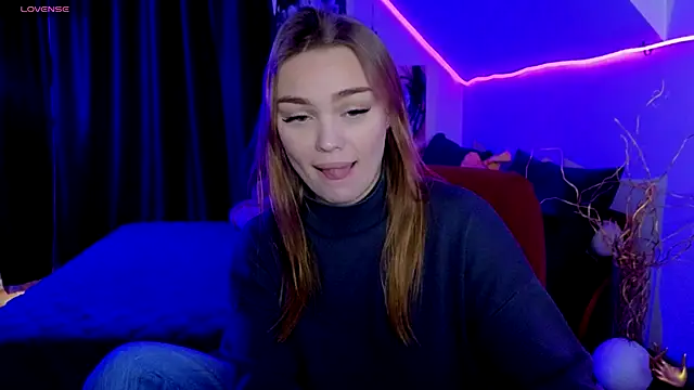 KitsyMoore online show from November 24, 2025, 1:11 pm