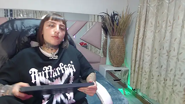 Snapshot of Gyal_8_ chatting on October 13, 2025, 3:50 am Gyal 8 online show from October 13, 2025, 3:50 am