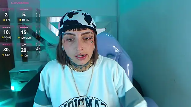 Snapshot of Gyal_8_ chatting on October 24, 2025, 7:43 pm Gyal 8 online show from October 24, 2025, 7:43 pm