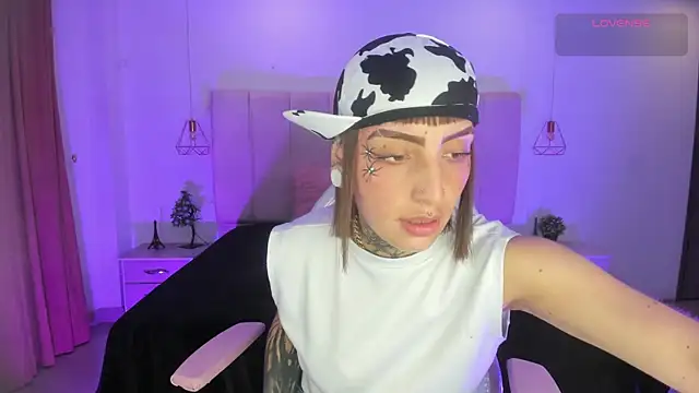 Snapshot of Gyal_8_ chatting on December 5, 2025, 3:26 am Gyal 8 online show from December 5, 2025, 3:26 am