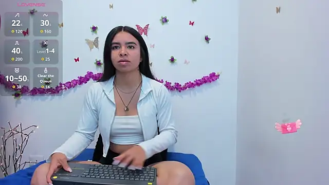 Snapshot of Annniie22 chatting on October 13, 2025, 10:15 am Annniie22 online show from October 13, 2025, 10:15 am