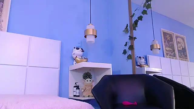 PenelopeBond online show from October 28, 2025, 1:03 pm