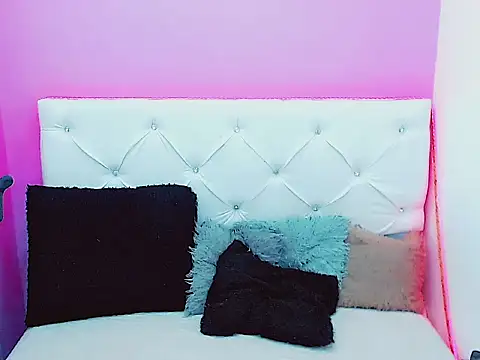 Snapshot of x_daniiela_x chatting on October 9, 2025, 7:56 pm x daniiela x online show from October 9, 2025, 7:56 pm