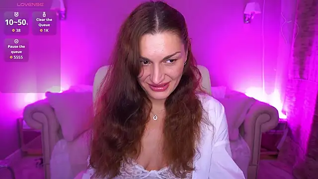 EllaGoldenn online show from October 7, 2025, 9:12 pm