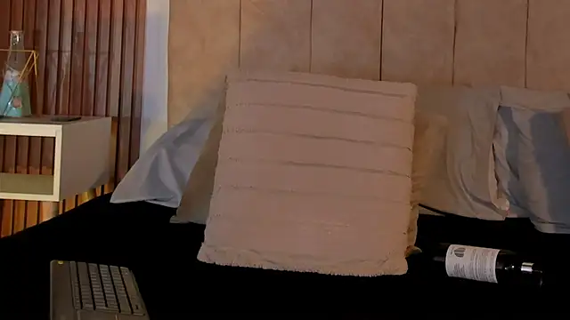 Lauraa saenz11 online show from October 8, 2025, 11:30 am