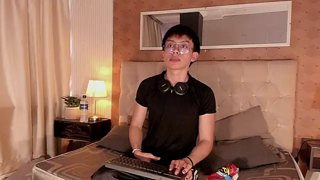 liam twiink online show from November 12, 2025, 6:52 pm