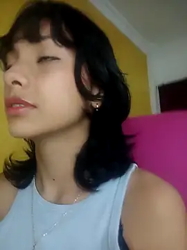 xoxo milk online show from October 6, 2025, 5:21 pm