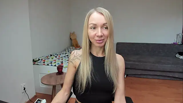 Snapshot of AlisiaCat chatting on April 22, 2026, 6:49 am AlisiaCat online show from April 22, 2026, 6:49 am