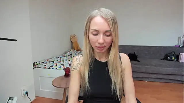 Snapshot of AlisiaCat chatting on May 19, 2026, 7:26 am AlisiaCat online show from May 19, 2026, 7:26 am