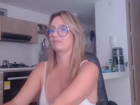 LovePaula online show from February 9, 2025, 2:06 am