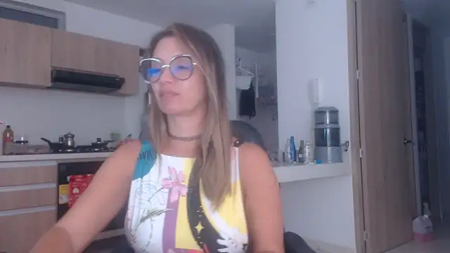 LovePaula online show from October 19, 2025, 1:39 am