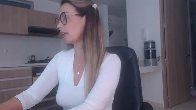 LovePaula online show from February 3, 2026, 10:09 am