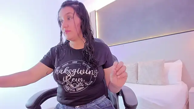 zoee zi online show from November 6, 2025, 7:04 pm