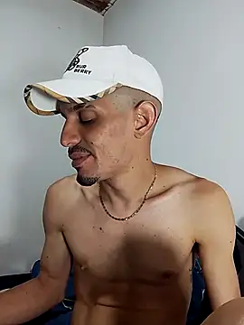 Snapshot of LATINO27CM chatting on October 15, 2025, 12:44 am LATINO27CM online show from October 15, 2025, 12:44 am