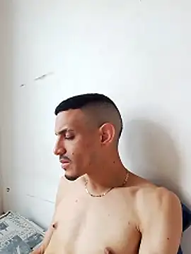 Snapshot of LATINO27CM chatting on October 15, 2025, 3:45 pm LATINO27CM online show from October 15, 2025, 3:45 pm