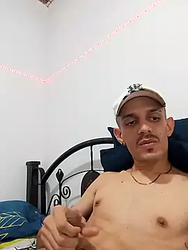 Snapshot of LATINO27CM chatting on October 17, 2025, 6:21 pm LATINO27CM online show from October 17, 2025, 6:21 pm