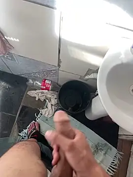 Snapshot of ooMiguel17CM chatting on December 18, 2025, 7:20 pm ooMiguel17CM online show from December 18, 2025, 7:20 pm