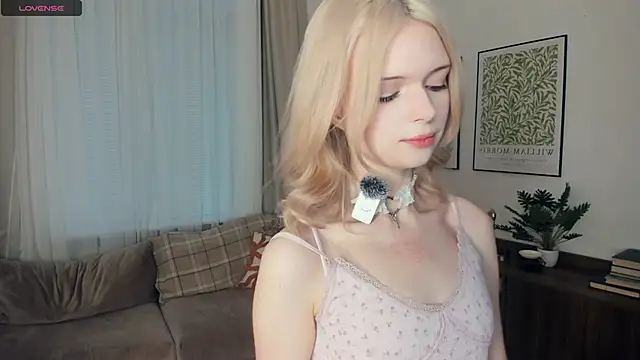 Snapshot of LaureMestler chatting on November 4, 2025, 7:29 am LaureMestler online show from November 4, 2025, 7:29 am