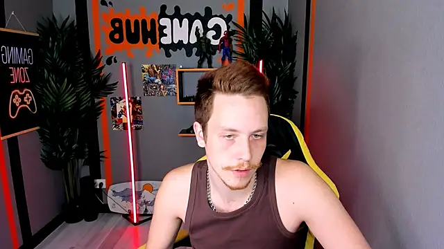 LeoMooree online show from October 27, 2025, 3:38 pm