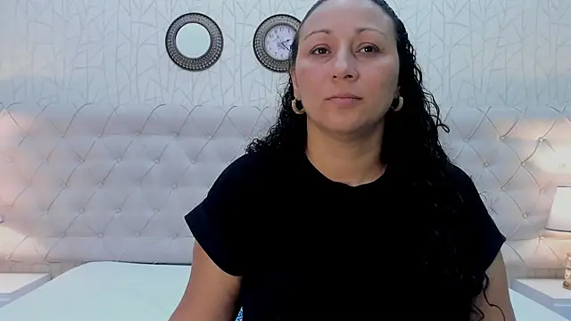 VaniaRose online show from November 3, 2025, 2:51 pm