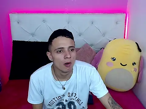 xx-kike-xx online show from October 4, 2025, 2:04 pm