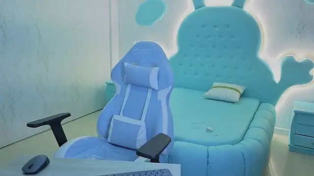 Mia Cuttee online show from October 25, 2025, 3:14 am