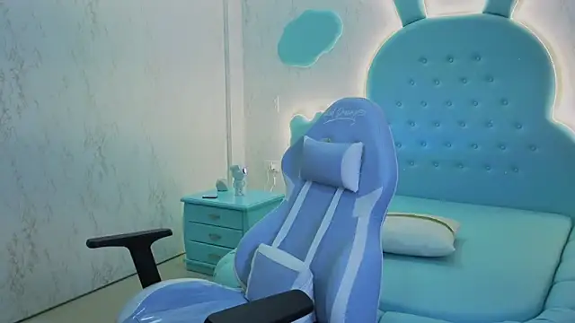 Mia Cuttee online show from October 30, 2025, 3:30 am