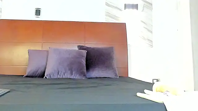 Charlotte-Smit online show from November 4, 2025, 6:29 pm