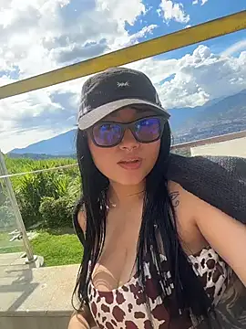 amberhoney02 online show from November 2, 2025, 7:27 pm