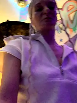 Snapshot of blondebarbiebae chatting on October 7, 2025, 1:30 pm blondebarbiebae online show from October 7, 2025, 1:30 pm