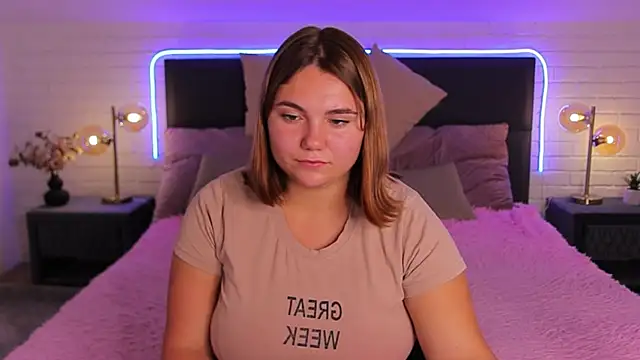 Velvet  Doll online show from October 4, 2025, 7:45 pm