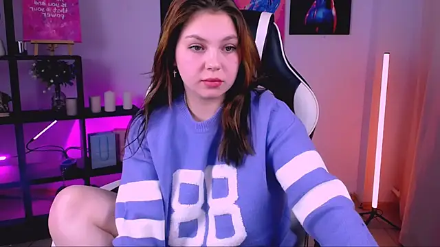 Snapshot of PolinaShine chatting on November 5, 2025, 10:15 am PolinaShine online show from November 5, 2025, 10:15 am