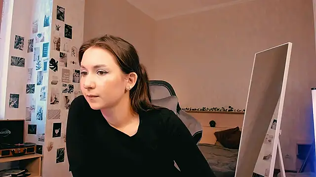 raviolly046 online show from October 3, 2025, 9:39 am