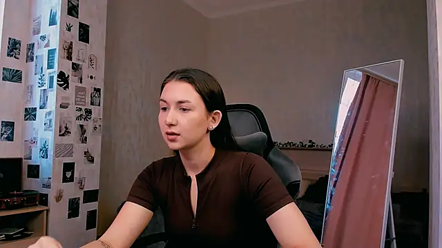 raviolly046 online show from October 4, 2025, 9:51 am