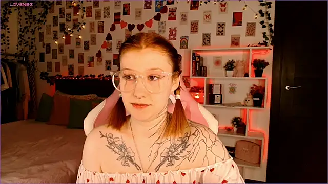 Snapshot of Ayla_Hicks chatting on September 29, 2025, 3:11 am Ayla Hicks online show from September 29, 2025, 3:11 am