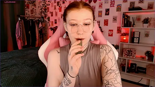 Snapshot of Ayla_Hicks chatting on October 12, 2025, 3:05 am Ayla Hicks online show from October 12, 2025, 3:05 am