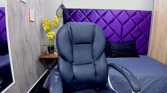 ChloeCampbell03 online show from September 26, 2025, 1:04 pm